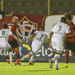 Vitória derrota o Bragantino no Barradão e avança na Copa do Brasil