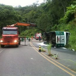Caminhão carregado de combustíveis tomba na rodovia Ipiaú-Ibirataia