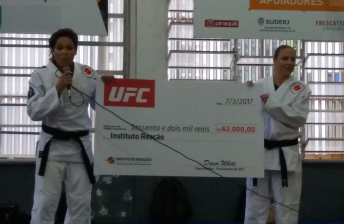 Amanda Nunes leva doação do UFC de R$ 62 mil ao Instituto Reação