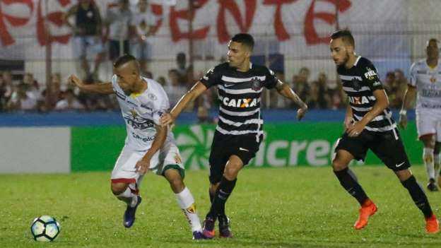 Corinthians flerta com vexame, mas elimina Brusque na disputa de pênaltis