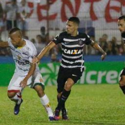 Corinthians flerta com vexame, mas elimina Brusque na disputa de pênaltis