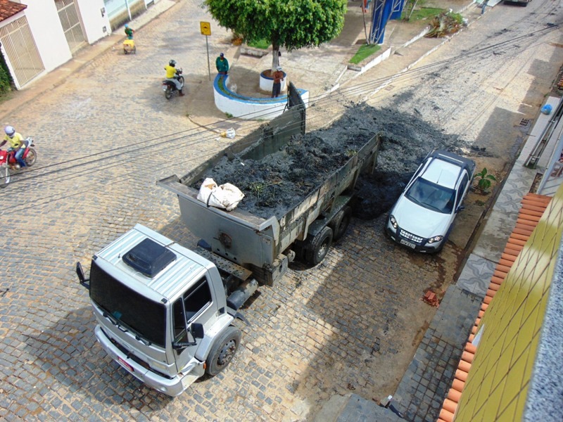 DSC04532 Caçamba se descarrega durante serviços da dragagem do rio Gandu