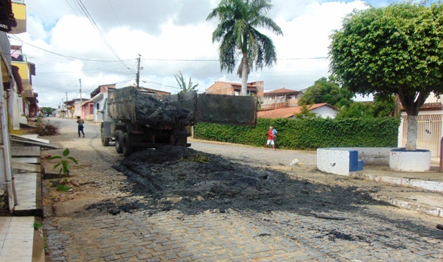 DSC04533 Caçamba se descarrega durante serviços da dragagem do rio Gandu