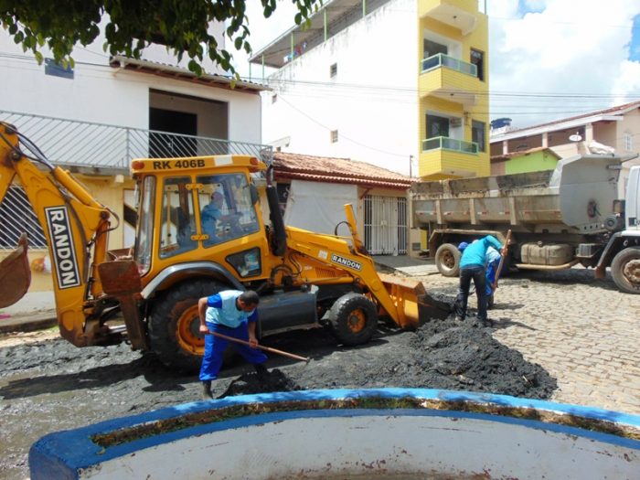 DSC04537-e1489412328227 Caçamba se descarrega durante serviços da dragagem do rio Gandu