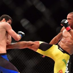 Edson Barboza tira joelhada da cartola e nocauteia Beneil Dariush no UFC