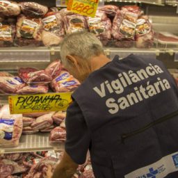 Mercados suspendem venda de produtos de empresas investigadas