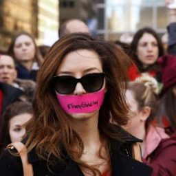 Norte-americanas fazem greve no Dia Internacional da Mulher