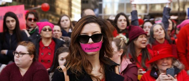 Norte-americanas fazem greve no Dia Internacional da Mulher