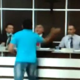Vereador é agredido com tapa no rosto durante sessão em SP; veja