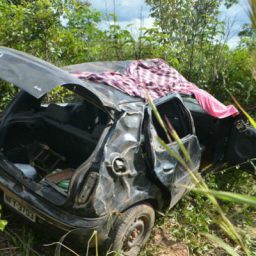Criança de três anos morre após carro capotar na BR-242