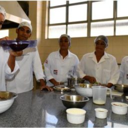 Estudantes fazem ovos de Páscoa com recheio de brigadeiro de aipim; veja a receita