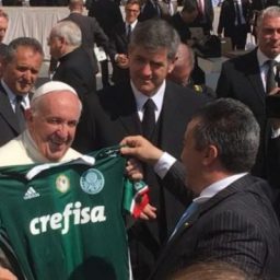 Foto do Papa com camisa do Palmeiras pode parar na Justiça