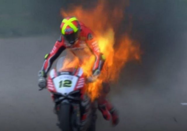 Moto pega fogo e deixa piloto em pânico em corrida de motovelocidade