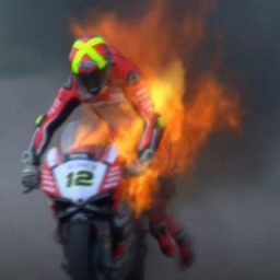 Moto pega fogo e deixa piloto em pânico em corrida de motovelocidade