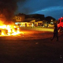 Populares descobrem tranbique durante bingo e ateiam fogo em carros