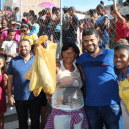 Prefeito de Gandu resgata tradição e distribui 7 toneladas de peixes na semana santa