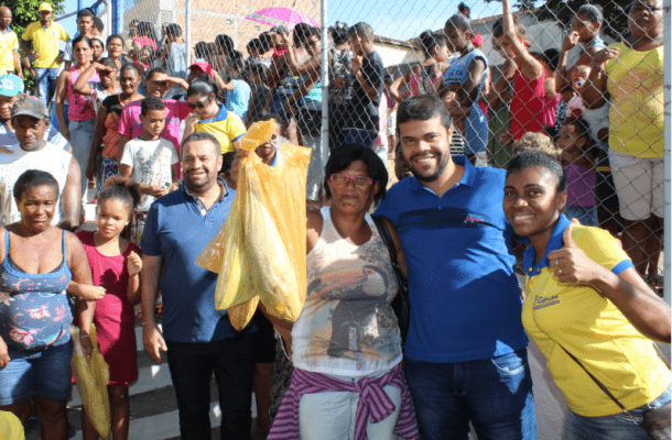 Prefeito de Gandu resgata tradição e distribui 7 toneladas de peixes