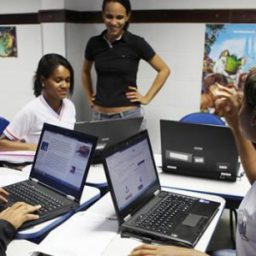 Estudantes brasileiros são ‘felizes’ e estão entre os que mais usam internet fora da escola, diz OCDE