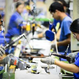 Produção industrial cresce pelo 4º mês, mas segue 1,1% abaixo do patamar pré-pandemia, diz IBGE