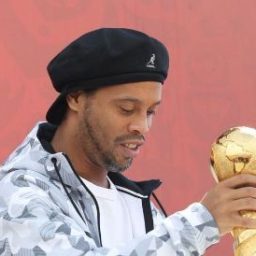 ‘Tô velho, mas propostas continuam chegando’, diz Ronaldinho