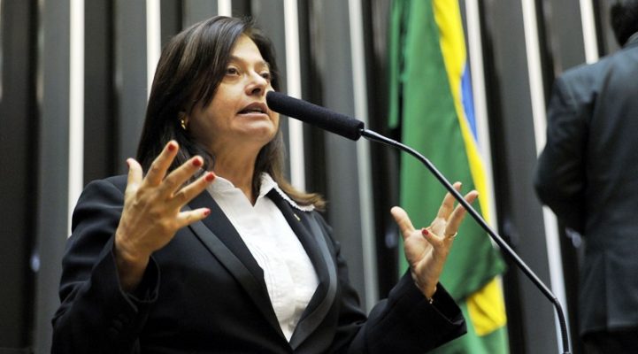 "Bolsonaro cometeu crime de responsabilidade ", afirma Alice Portugal