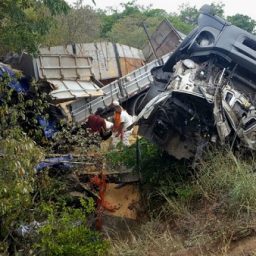 Batida entre caminhão e carreta deixa 03 mortos em Seabra
