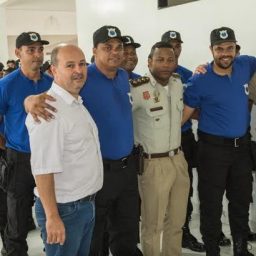 Gandu: Prefeito Leonardo Cardoso entrega novo fardamento à Guarda Municipal.