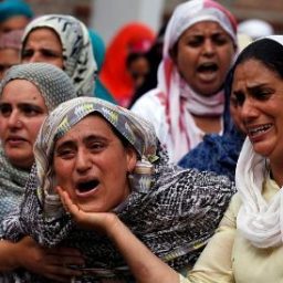 Acidente de ônibus mata 16 peregrinos hindus na Caxemira