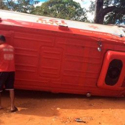 Ambulância do Samu tomba a caminho de socorro a paciente na Bahia