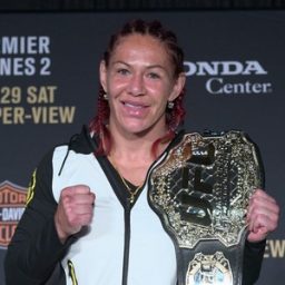 Cris Cyborg celebra título do UFC: “Vai ser difícil tirar esse cinturão de mim”