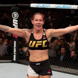 Cyborg domina, vence Evinger por nocaute e é campeã do UFC no peso pena