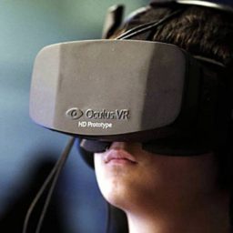 Facebook planeja headset de realidade virtual para 2018
