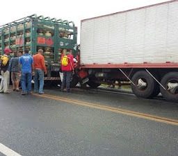 Motorista de caminhão morre em engavetamento na Serra do Mutum