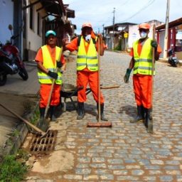 Prefeitura de Gandu realiza limpeza e manutenção em bocas-de-lobo