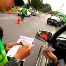 Projeto aumenta valor da multa para quem dirigir sem CNH