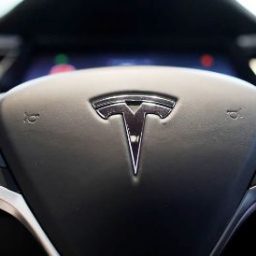 Tesla lança carro elétrico mais barato para tornar modelo rentável