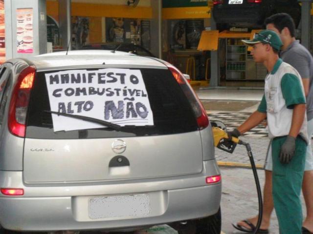 Três dias após anunciar queda, Petrobras sobe preços da gasolina