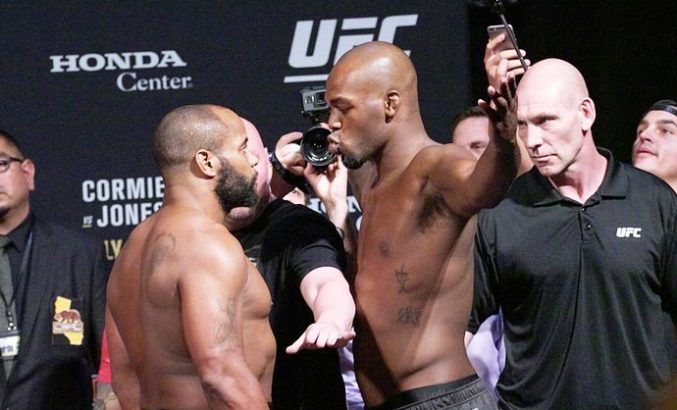 Sem tapas, com beijo: Jones provoca Cormier em último ato antes do UFC