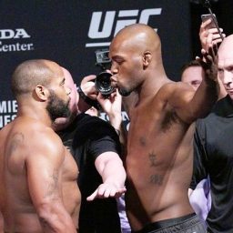 Sem tapas, com beijo: Jones provoca Cormier em último ato antes do UFC