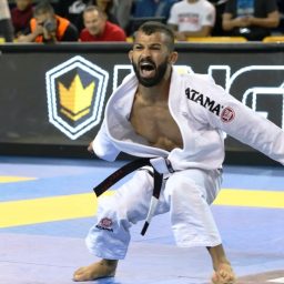 Brasileiro nove vezes campeão mundial de jiu-jítsu vai estrear no MMA