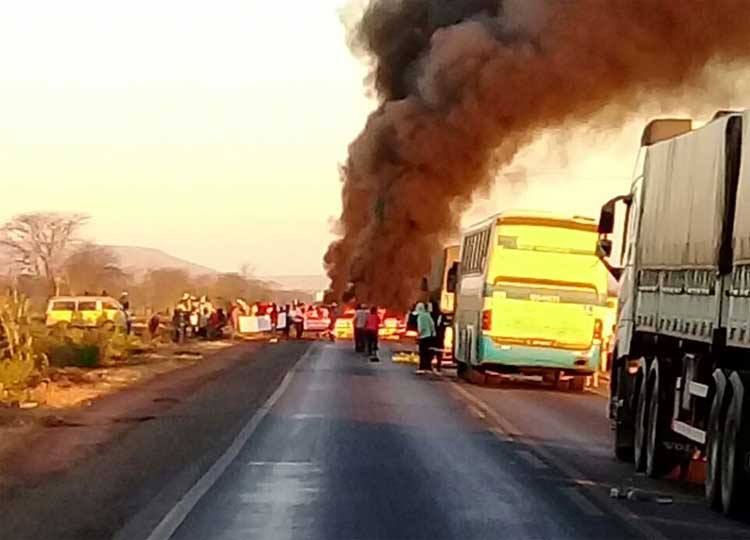 Caminhoneiros bloqueiam estradas em protesto contra aumento dos combustíveis