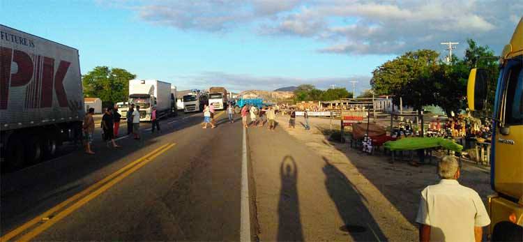 Caminhoneiros bloqueiam estradas em protesto contra aumento dos combustíveis