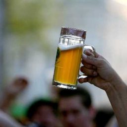 Deputados do Paraná aprovam volta de cerveja aos estádios