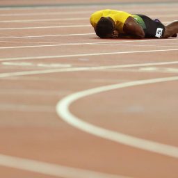 Em despedida, Bolt se lesiona e não termina 4x100m no Mundial