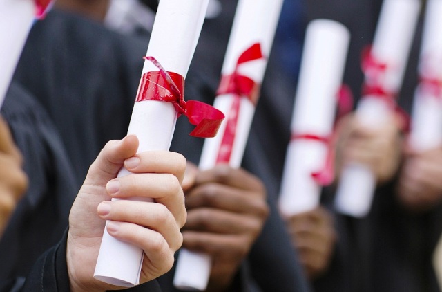 Faculdade deve indenizar aluno por demorar mais de um ano para entregar diploma