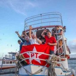 Lula chega de barco em Alagoas, troca elogios com Renan e critica Temer