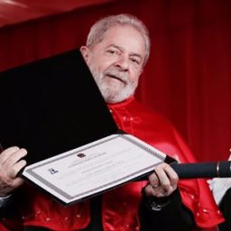 Lula recebe título em universidade de Sergipe