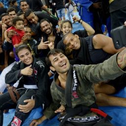 Lutadores do UFC dão aula para crianças e jovens de projetos sociais