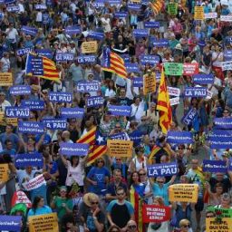 Manifestantes marcham pelas ruas de Barcelona contra o terrorismo