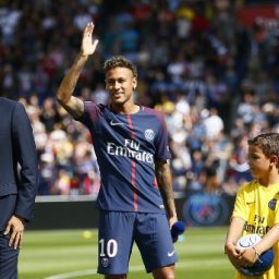 Neymar quebra protocolo, arrisca francês e leva torcida ao delírio em apresentação